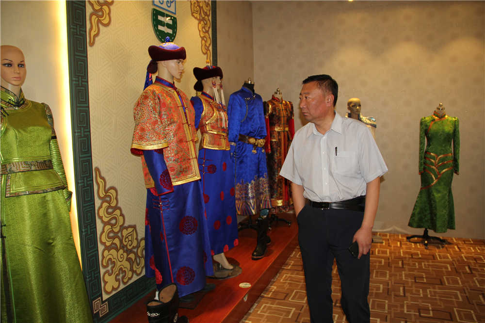 呼和浩特市人大常委會(huì)副主任、市工會(huì)主席斯欽畢力格一行深入內(nèi)蒙古德利源民族服飾有限公司開展調(diào)研工作。