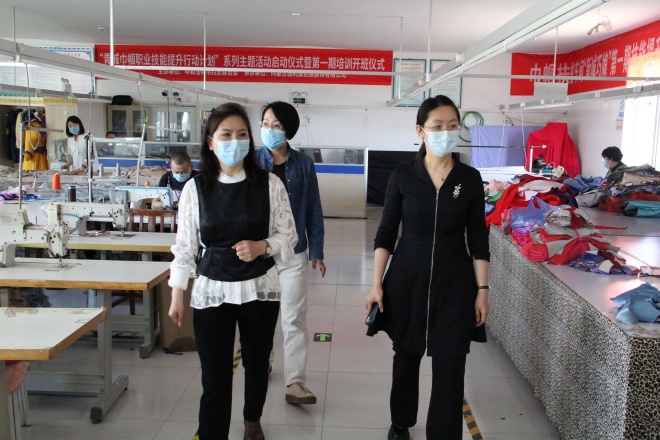 呼市總工會(huì)黨組成員、副主席云娜帶領(lǐng)調(diào)研組深入“德利源”公司開展調(diào)研