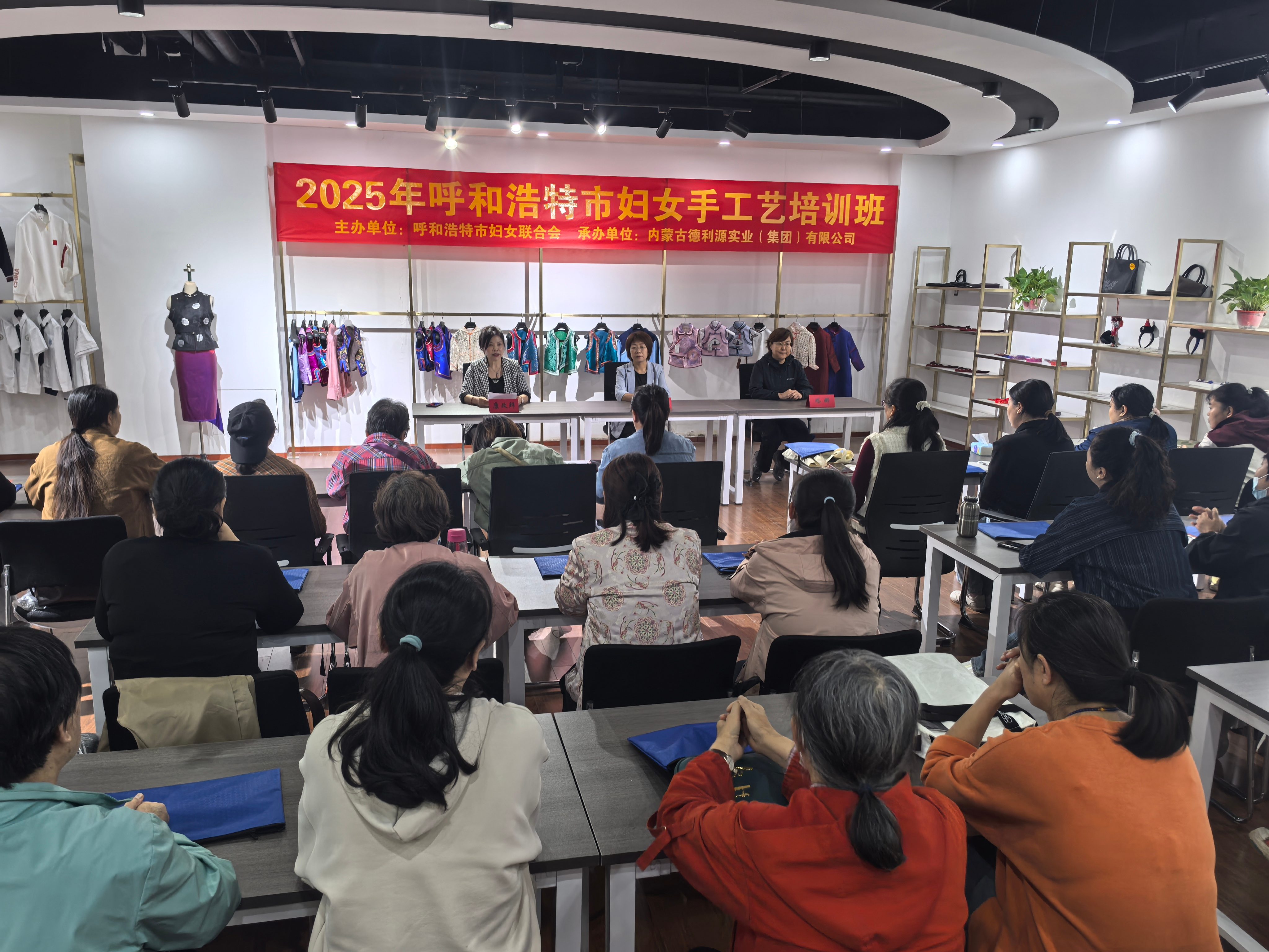 家門口學(xué)技能，靈活就業(yè)有門路！2025年呼和浩特市婦聯(lián)婦女手工藝培訓(xùn)圓滿完成